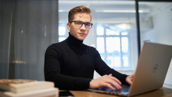 Prawo w biznesie | Studia I stopnia w Opolu | Uniwersytet WSB Merito Opole: Główna grafika: Opole - prawo w biznesie - student przed laptopem