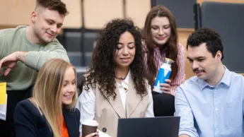 Prawo e-biznesu i sztucznej inteligencji | Studia I stopnia w Opolu | Uniwersytet WSB Merito Opole: Główna grafika: Opole - specjalność Prawo e-biznesu i sztucznej inteligencji - grupa studentów przed komputerem 