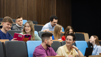 Analityk danych finansowych | Uniwersytet WSB Merito Opole: Opole - Analityk danych finansowych - grupa studentów na auli