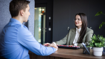 Analityk danych finansowych | Uniwersytet WSB Merito Opole: Opole - Analityk danych finansowych - Dwie osoby w biurze