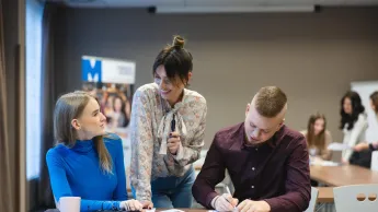 Wywiad i detektywistyka | Studia II stopnia w Opolu | Uniwersytet WSB Merito Opole: Główna grafika: Opole - specjalność Administracja bezpieczeństwa publicznego - grupa studentów przeglądających notatki