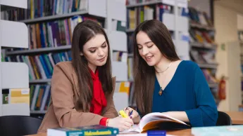Wywiad i detektywistyka | Studia II stopnia w Opolu | Uniwersytet WSB Merito Opole: Główna grafika: Opole - specjalność Administracja bezpieczeństwa publicznego - studentki w bibliotece