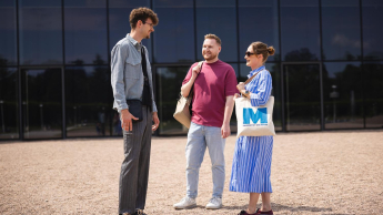 Finanse i rachunkowość | Studia II stopnia ze studiami podyplomowymi w Opolu | Uniwersytet WSB Merito Opole: Główna grafika: Opole - studia II stopnia - grupa studentów przed budynkiem.