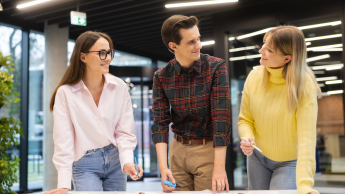 Administracja i bezpieczeństwo wewnętrzne | Studia II stopnia ze studiami podyplomowymi w Opolu | Uniwersytet WSB Merito Opole: Główna grafika: Opole - studia II stopnia z podyplomowymi - grupa studentów pracująca wspólnie nad projektem