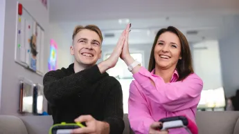 Pedagogika opiekuńczo-wychowawcza z terapią zajęciową | Studia II stopnia w Opolu | Uniwersytet WSB Merito Opole: Główna grafika: Opole - studia II stopnia - studenci grający w grę, przybijają piątkę