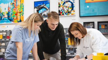 Pedagogika opiekuńczo-wychowawcza z terapią zajęciową | Studia I stopnia w Opolu | Uniwersytet WSB Merito Opole: Główna grafika: Opole - studia II stopnia  - grupa studentów grających w gry 