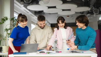 Management | Studia II stopnia w Opolu | Uniwersytet WSB Merito Opole: Główna grafika: Opole - studia II stopnia - grupa studentów pracująca nad projektem, przeglądają notatki