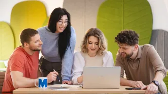 Biznes i nowe technologie | Studia II stopnia w Opolu | Uniwersytet WSB Merito Opole: Główna grafika: Opole - studia II stopnia - grupa studentów wspólnie pracująca nad projektem