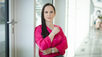 Akademia przywództwa kobiet | Studia podyplomowe w Opolu | Uniwersytet WSB Merito Opole: Główna grafika: Opole - studia podyplomowe - Kobieta w różowej koszuli