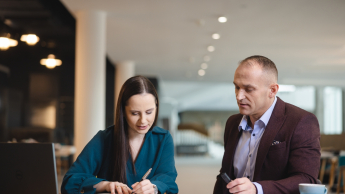 Fintech - innowacje technologiczne na   rynku finansowym | Studia podyplomowe w Opolu | Uniwersytet WSB Merito Opole: Główna grafika: Opole - studia podyplomowe - Fintech - innowacje technologiczne na rynku finansowym - Dwie osoby pracujące wspólnie nad projektem