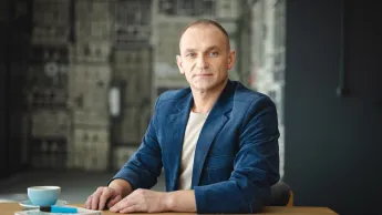 Bankowość cyfrowa | Studia podyplomowe w Opolu | Uniwersytet WSB Merito Opole: Główna grafika: Opole - studia podyplomowe - Mężczyzna siedzący za biurkiem  