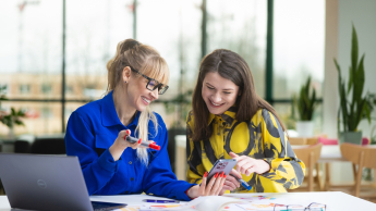 Zarządzanie projektem – Akademia Project Managera | Uniwersytet WSB Merito Opole: Główna grafika: Opole - studia podyplomowe - Zarządzanie projektem – Akademia Project Managera - Dwie kobiety przeglądające notatki