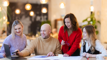 Główna grafika: Opole - studia podyplomowe - Grupa osób pracująca nad projektem