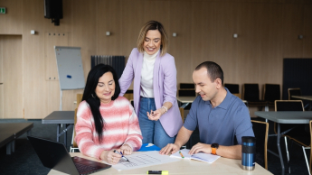 Seksuologia | Uniwersytet WSB Merito Opole: Główna grafika: Opole - studia podyplomowe - Seksuologia - Grupa osób pracująca nad projektem