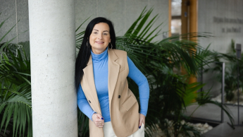 Akademia przywództwa kobiet | Studia podyplomowe w Opolu | Uniwersytet WSB Merito Opole: Główna grafika: Opole - studia podyplomowe - Kobieta w bibliotece