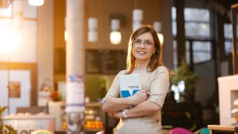 Analityk finansowy | Studia podyplomowe w Opolu | Uniwersytet WSB Merito Opole: Główna grafika: Opole - studia podyplomowe - Kobieta trzymająca notatnik