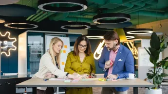 Event Manager | Studia podyplomowe w Opolu | Uniwersytet WSB Merito Opole: Główna grafika: Opole - studia podyplomowe - Event Manager - Grupa osób pracująca wspólnie nad projektem