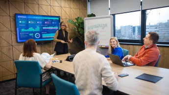 Customer experience management | Uniwersytet WSB Merito Opole: Główna grafika: Opole - studia podyplomowe - Grupa osób w sali konferencyjnej