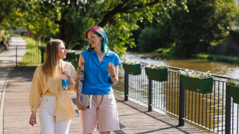 Kontynuuj studia | Uniwersytet WSB Merito Opole: Główna grafika: Opole - kontynuuj studia - dwie dziewczyny na spacerze