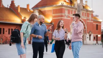 Poznaj nas | Uniwersytet WSB Merito Opole: Główna grafika: Opole - Poznaj nas - Grupa znajomych na spacerze