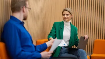 Windykacja i zarządzanie wierzytelnościami | Studia podyplomowe w Opolu | Uniwersytet WSB Merito Opole: Główna grafika: Opole - studia podyplomowe - Windykacja i zarządzanie wierzytelnościami - Dwie rozmawiające osoby, dzielą się notatkami