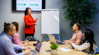 Główna grafika: Opole - studia podyplomowe - grupa osób w sali wykładowej