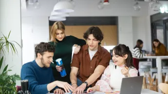 Management | Studia I stopnia w Opolu | Uniwersytet WSB Merito Opole: Główna grafika: Opole - studia I stopnia - Management - Grupa uczących się studentów 