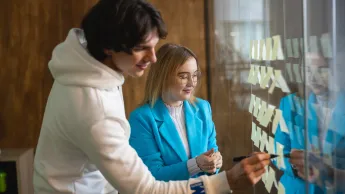 Management | Studia I stopnia w Opolu | Uniwersytet WSB Merito Opole: Główna grafika: Opole - Management - studia I stopnia - Studenci tworzący notatki na małych karteczkach