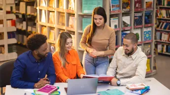 International Business | Uniwersytet WSB Merito Opole: Główna grafika: Opole - studia I stopnia - specjalność International Business - Grupa uczących się studentów