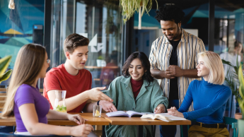 International Business | Studia I stopnia w Opolu | Uniwersytet WSB Merito Opole: Główna grafika: Opole - studia I stopnia - specjalność International Business - Grupa uczących się studentów