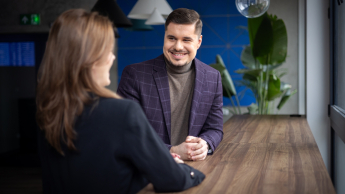 Zarządzanie i inwestowanie w nieruchomości | Studia podyplomowe w Opolu | Uniwersytet WSB Merito Opole: Główna grafika: Opole - studia podyplomowe - Zarządzanie i inwestowanie w nieruchomości - Dwie rozmawiające ze sobą osoby 