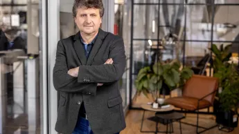 Customer Experience Management | Studia podyplomowe w Opolu | Uniwersytet WSB Merito Opole: Główna grafika: Opole - studia podyplomowe - Mężczyzna w kawiarni