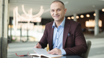 Przygotowanie do wykonywania zawodu  nauczyciela | Studia podyplomowe w Opolu | Uniwersytet WSB Merito Opole: Główna grafika: Opole - studia podyplomowe - Przygotowanie do wykonywania zawodu nauczyciela - Mężczyzna przeglądający notatki