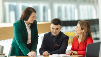 Wyniki wyszukiwania | Uniwersytet WSB Merito Opole: Główna grafika: Opole - studia podyplomowe - Przygotowanie do wykonywania zawodu nauczyciela psychologa - Grupa osób pracująca nad projektem