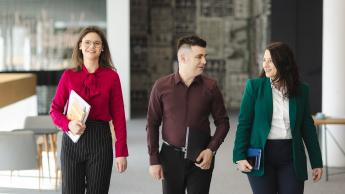 Zarządzanie i automatyzacja procesów w administracji publicznej | Studia podyplomowe w Opolu | Uniwersytet WSB Merito Opole: Główna grafika: Opole - studia podyplomowe - Zarządzanie i automatyzacja procesów w administracji publicznej - Grupa osób idąca przez korytarz