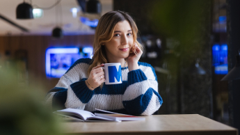 Zarządzanie i automatyzacja procesów w jednostkach ochrony zdrowia | Uniwersytet WSB Merito Opole: Główna grafika: Opole - studia podyplomowe - Zarządzanie i automatyzacja procesów w jednostkach ochrony zdrowia - Kobieta trzymająca kubek z logotypem Uniwersytetu WSB Merito