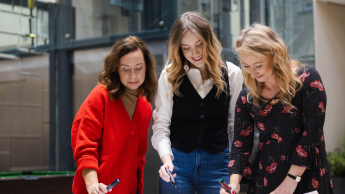 Zarządzanie kryzysowe oraz ciągłość działania | Uniwersytet WSB Merito Opole: Główna grafika: Opole - studia podyplomowe - Zarządzanie kryzysowe oraz ciągłość działania - Trzy kobiety pracujące wspólnie nad projektem