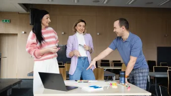 Zamówienia publiczne | Studia podyplomowe w Opolu | Uniwersytet WSB Merito Opole: Główna grafika: Opole - studia podyplomowe - Zamówienia publiczne - Grupa osób wspólnie pracująca nad projektem