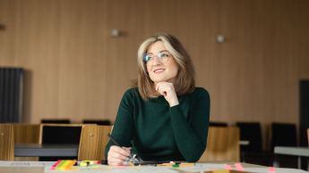 Przygotowanie do wykonywania zawodu  nauczyciela | Uniwersytet WSB Merito Opole: Główna grafika: Opole - studia podyplomowe - Przygotowanie do wykonywania zawodu nauczyciela - Kobieta tworząca notatki