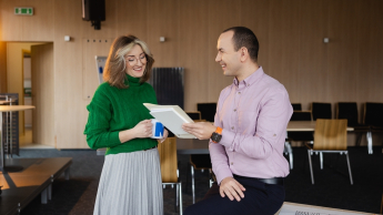 Administracja – prawo, zarządzanie i organizacja | Uniwersytet WSB Merito Opole: Główna grafika: Opole - studia podyplomowe - Administracja – prawo, zarządzanie i organizacja - Dwie osoby przeglądające notatki