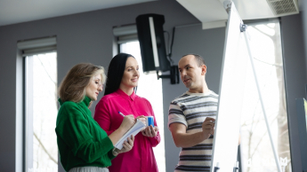 Wyniki wyszukiwania | Uniwersytet WSB Merito Opole: Główna grafika: Opole - studia podyplomowe - Przygotowanie do wykonywania zawodu nauczyciela psychologa - Grupa osób tworząca notatki przy użyciu białej tablicy