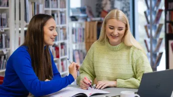 Audyt wewnętrzny i controlling | Studia podyplomowe w Opolu | Uniwersytet WSB Merito Opole: Główna grafika: Opole - studia podyplomowe - Audyt wewnętrzny i controlling - Dwie kobiety wspólnie robiące notatki
