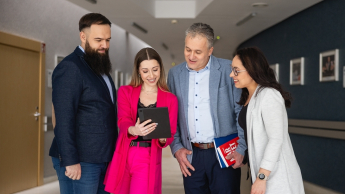 Ochrona środowiska | Uniwersytet WSB Merito Opole: Główna grafika: Opole - studia podyplomowe - Ochrona środowiska - Grupa osób patrząca w ekran tabletu