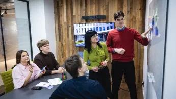 Artificial intelligence. Machine learning | Studia podyplomowe w Opolu | Uniwersytet WSB Merito Opole: Główna grafika: Opole - studia podyplomowe - Artificial intelligence. Machine learning - Grupa osób wspólnie pracująca nad projektem