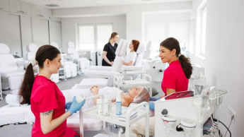 Kosmetologia anti-aging | Uniwersytet WSB Merito Opole: Główna grafika: Opole - Kosmetologia - Dwie studentki używające sprzętu w pracowni kosmetologicznej