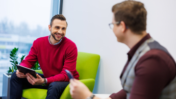 Służba cywilna w administracji | Studia I stopnia w Opolu | Uniwersytet WSB Merito Opole: Główna grafika: Opole - studia I stopnia - specjalność służba cywilna w administracji - Dwóch rozmawiających mężczyzn, jeden z nich korzysta z tabletu