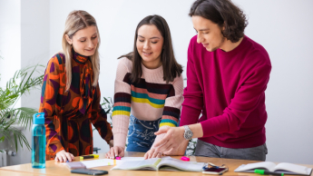 Służby mundurowe i bezpieczeństwo państwa | Studia I stopnia w Opolu | Uniwersytet WSB Merito Opole: Główna grafika: Opole - studia I stopnia - specjalność służby mundurowe i bezpieczeństwo państwa - Grupa studentów pracująca nad projektem