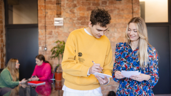 Administracja i finanse samorządowe | Studia I stopnia w Opolu | Uniwersytet WSB Merito Opole: Główna grafika: Opole - studia I stopnia - specjalność administracja i finanse samorządowe - Studenci dzielący się notatkami