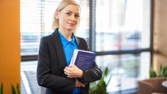 Bezpieczeństwo narodowe | Studia podyplomowe w Opolu | Uniwersytet WSB Merito Opole: Główna grafika: Opole - studia podyplomowe - Bezpieczeństwo narodowe - Kobieta trzymająca książkę