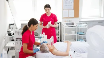 Odnowa biologiczna i wellness | Uniwersytet WSB Merito Opole: Główna grafika: Opole - studia I stopnia - specjalność Odnowa biologiczna i wellness - Trzy studentki w laboratorium kosmetologicznym 
